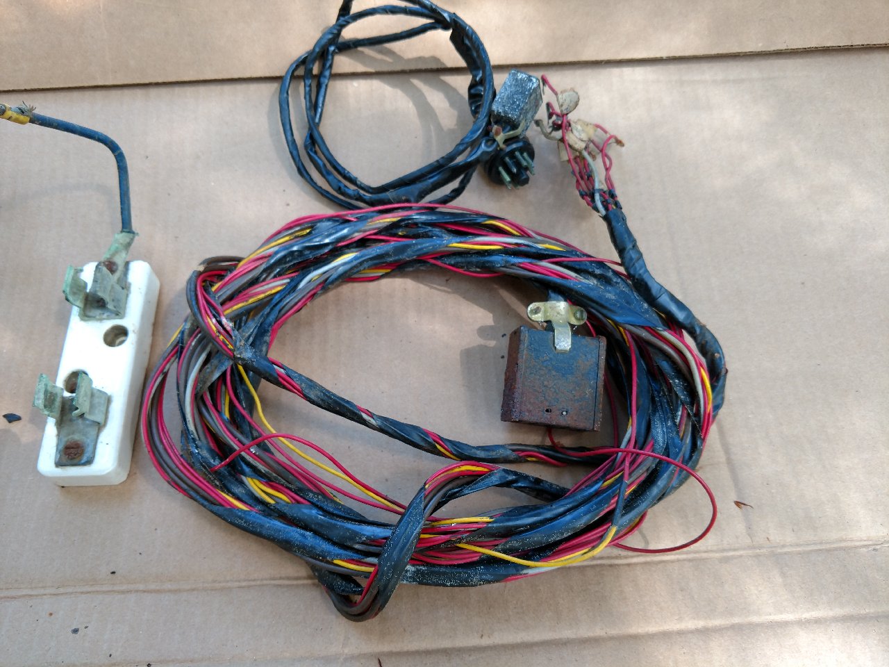 58 Ford Fairland CAP radio cables.jpg